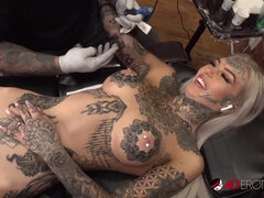 Alt girl's pussy is masturbated during tattoo session