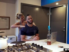 Blondin, Avsugning, Sperma shot, Familj, Fingering, Hardcore, Slick, Styvmamma