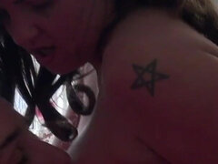 미인, 큰 가슴, 오랄섹스, 영국인, 흑갈색 머리, 사정 샷, 밀프, 문신