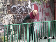 Chica, Rubia, Botas, Hd, Al aire libre, Orinar, Público
