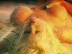 Plaža, Velike joške, Blondinka, Dominacija, Zunaj