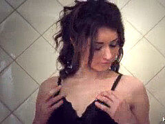 Prstění, Masturbace, Orgasmus, Drobounká, Na veřejnosti, Hračky