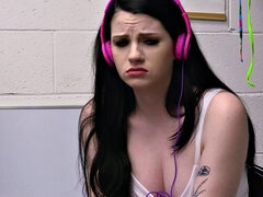 Retrobottega, Brunetta, Da dietro, Masturbazione, Ufficio, Gonna, Tatuaggi, Giochi con tette