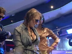 Brunetta, Vestite, Occhiali, Gruppo, Orgia, Mutandine, Festa, Bagnata