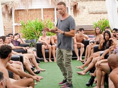 Gros cul, Grosse bite, Gros seins, Sucer une bite, En levrette, Partouze, Orgie, Maigrichonne