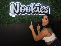 Milf sex with luring Mae Gunz from Finish Him