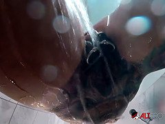 Stora tuttar, Brunett, Cougar, Milf, Piercing, Rakad, Dusch, Tatuering