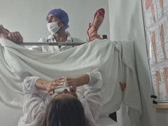 Noivo Leva Sua Noiva Ao Medico Que O Faz Uma Exame Ginecologico!