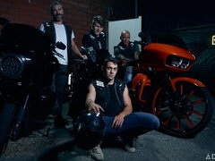 Stora tuttar, Avsugning, Brunett, Doggystyle, Ebenholts, Mellanrasig, Milf, Tuttar