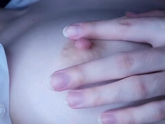 イタリア人, 日本人, 韓国人, なめる, 乳首, オーガズム, ピアス, ふっくら乳首