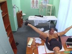 Stora tuttar, Avsugning, Doktor, Fingering, Handjobb, Slick, Kontor, Uniform