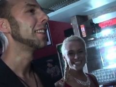 Blondi, Ruskeahiuksinen, Julkinen, Todellisuus