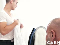 Lízaní zadků, Kuřba, Brunetka, Vysokoškolačka, Poprvé, Gay, Vlasaté, Tetování