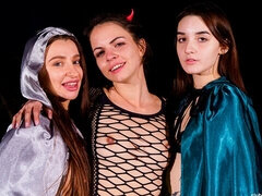 Kysse, Slikning, Lingerie, Onani, Udendørs, Fisse, Stripning, Trekant