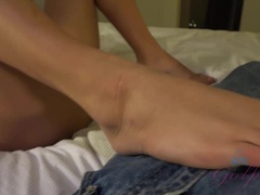 Brunette brune, Éjaculation interne, Papa, Branlette thaïlandaise, Branlette thaïlandaise, Huilée, Orgasme, Nénés