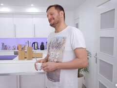 Boquete, Transar de quatro, Facial, Cozinha, Pontos de vista, Cabelo curto, Engolir, Tetas