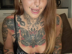 18 jaar, Enthousiasteling, Vies praten, Leer, Ondergoed, Alleen, Tatoeage, Tiener