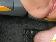 Brittisk, Bil, Snopp, Ansiktsbehandling, Fingering, Utomhus, Pov, Tatuering