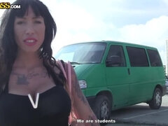 Store pupper, Brunette, Ansiktssperm, Penger, Utendørs, Piercingen, Tattovering, Trekant