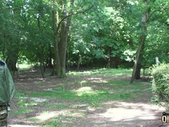 Brunetka, Stříkání spermatu, Honění, Výprask, Přírodní prsa, Venku, Polykání, Teenka