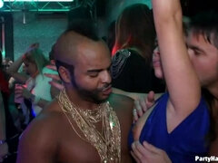 Grosser schwanz, Schwarz, Blasen, Bekleidet, Tanzen, Hundestellung, Ablutschen, Swingers