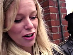 Public amateur sucks guy outdoors before fucking her