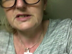 Europees, Brillen, Harig, Rijpe lesbienne, Dikke tepels, Tatoeage, Toilet, Trein