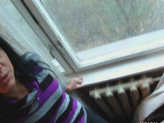 Σε στάση σκύλου στα τέσσερα