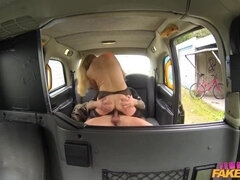 Gros seins, Voiture, Couple, Tir de sperme, En levrette, Doigter, Bâillonner, Pov