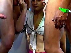 Anális szex, Tekintélyes didik, Cumizás, Ráélvezés, Szájba élvezés, Ondó fröcskölés, Csoportos kefélés, Érett feleség