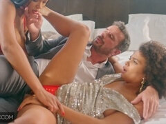 흑인, 흑갈색 머리, 얼굴에, 두여자와 한남자, 쓰리섬