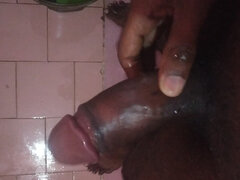 Salle de bains, Grosse bite, Branlette thaïlandaise, Pisser, Solo