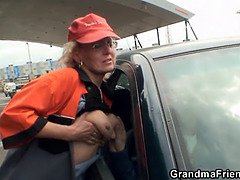 Bedstemor, Ældre kvinde, Mand mand kvinde, Udendørs, Offentlig, Realitet, Teenager, Trekant