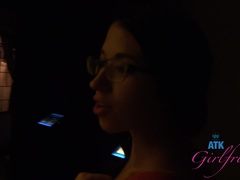 Amatéři, Brunetka, Prstění, Přítelkyně, Brýle, Venku, Na veřejnosti, Kozičky