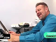 Naught teen lures stepdaddy at work