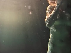 Tussi, Braunhaarige, Freundin, Lesbisch, Pool, Russisch, Solo, Unter wasser