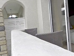 Hotel, Indijka, V javnosti, Španka