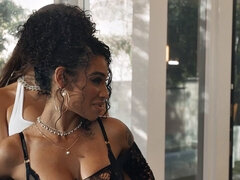 Ázsiai, Hálószoba, Gesztenyebarna, Ruha, Erotikus, Sarokkal való, Csókolózás, Hármas