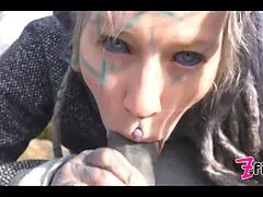 Anál, Kuřba, Dávení penisem, Nahé, Drobounká, Ječení, Tetování, Kozičky