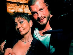 Amatør, Store bryster, Hundestilling, Ældre kvinde, Naturlige bryster, Piercing, Kort hår, Tatovering