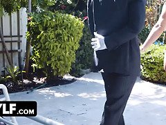 Mature slut Robbin Banx gets boner conformed on a platter