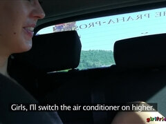 Voiture, Tchèque, Petite amie, Masturbation, Seins naturels, Orgie, Plan cul à trois, Nénés