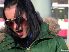 Hembra, Gafas, Tacones, Casero, Masturbación, Al aire libre, Estrella porno, Público