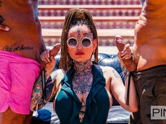 Grosser arsch, Grosser schwanz, Grosse titten, Blasen, Braunhaarige, Hundestellung, Milf, Im freien