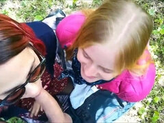 Jeune Fille Rejoint Un Duo Pour Une Fellation En POINT OF VIEW Dans La Nature