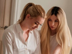 Blonde, Lesbienne, Léchez, Masturbation, Jarretelles, Dénudage, Adolescente, Nénés