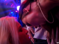 Blondýna, Kuřba, Oblečené, Klub, Tanec, Pornstars, Swingers, Vlhká