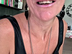 Vends-ta-culotte - Hot milf in pantyhose fingers her delicious wet pussy