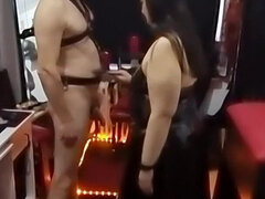 Bdsm, Rjavolaska, Oblečena ženska in nag moški, Fetiš, Dekle drka tiča, Usnje, Ljubica, Sužnja