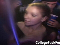 Amateur, Blonde, Sucer une bite, Collège université, Tir de sperme, Groupe, Hard, Fête